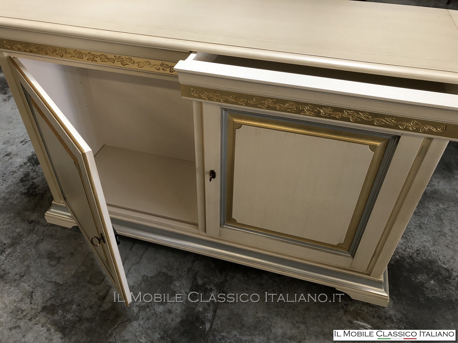 credenza classica elegante con intaglio edera dorato
